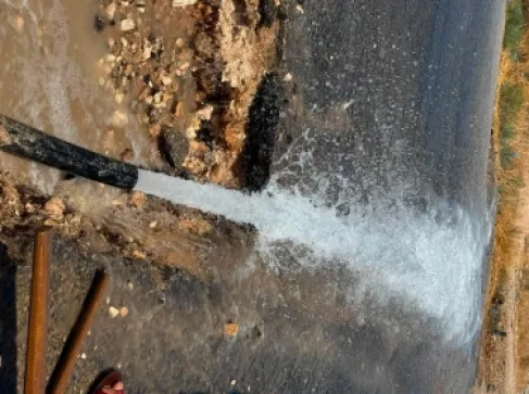 ضبط وفصل خطوط مياه مخالفة في أم الرصاص والقويرة