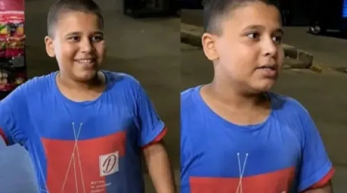 طفل مصري يشغل السوشيال ميديا.. بلغاته وتفاعله مع السياح