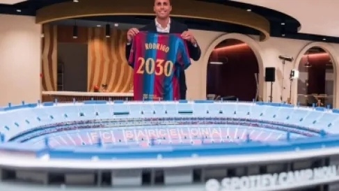 رودري ينضم إلى 11 لاعباً فضلوا برشلونة على ريال مدريد
