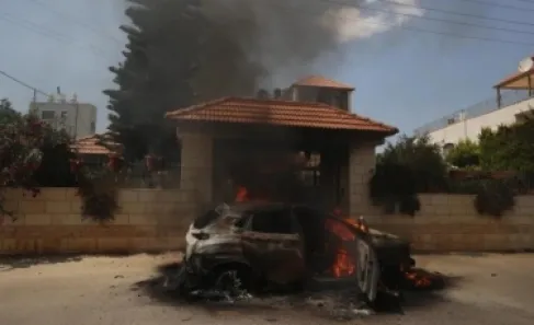 إحراق منزل وإغلاق طرق مع اعتداءات للمستوطنين بالضفة والقدس