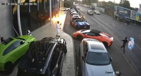 بالفيديو.. قنابل مولوتوف تستهدف سيارات فارهة خارج حفل زفاف في بريطانيا
