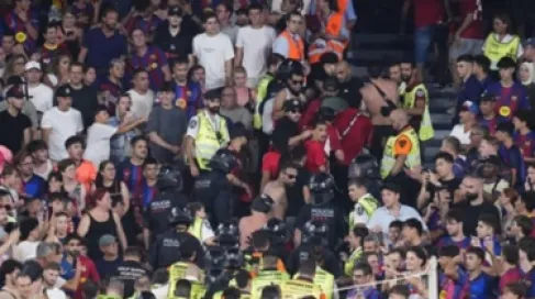 كشف سبب اشتباك جماهير برشلونة مع مشجعي الأهلي المصري