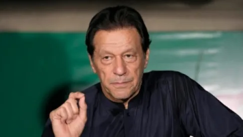 بعد فحوص طبية بالمستشفى.. إعادة عمران خان للسجن