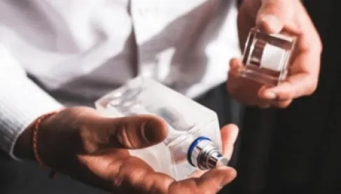 العطور المقلدة.. خطر حقيقي على البشرة أم مبالغة لحماية «الأصلية»؟