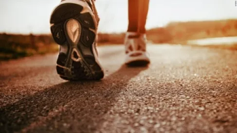 من 8 أكواب إلى 10 آلاف خطوة.. خرافات صحية يفندها العلم