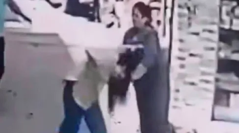 مقطع سيدة تسحل زوجة نجلها في الشارع يشغل المصريين.. والسلطات تتدخل