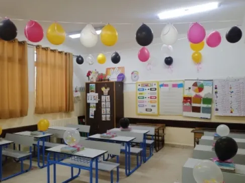 حلوى ورسائل ترحيب وزينة .. هكذا استقبلت مدارس جرش طلابها