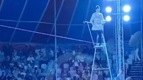 لحظة مرعبة في مصر.. سقوط لاعبة سيرك أمام الجمهور والسلطات تحقق