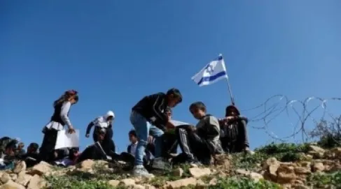 مستوطنون يرفعون علم إسرائيل في حرم مسكن عائلة فلسطينية بالأغوار