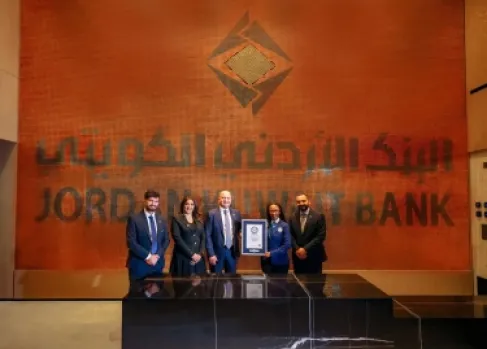البنك الأردني الكويتي يدخل موسوعة غينيس بأكبر لوحة فسيفسائية من العملات المعدنية على شكل شعاره