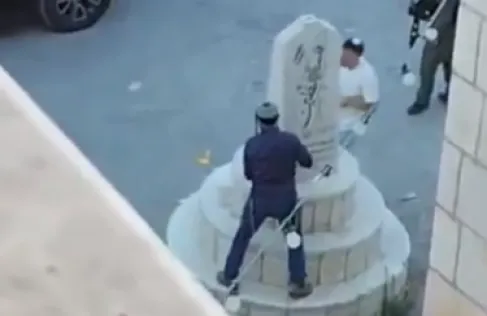 عضو كنيست إسرائيلي يحطم نصبا تذكاريا في نابلس