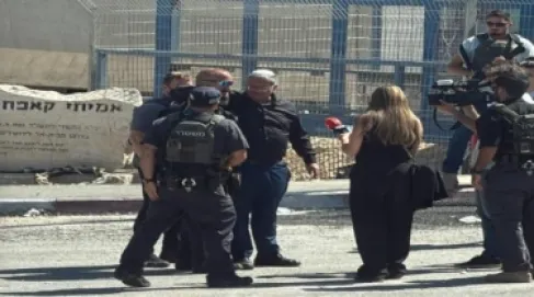الاحتلال يبدأ إخلاء مقر الأونروا في كفر عقب شمال القدس