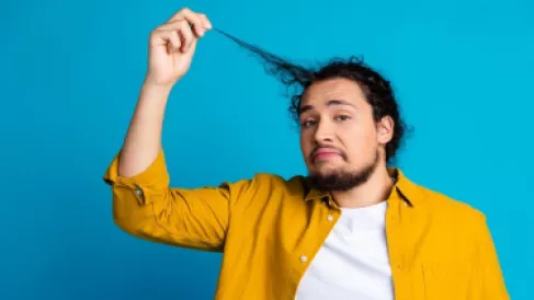 دراسة تكشف ما يحدث قبل نوبة نتف الشعر.. الملل قد يكون الدافع