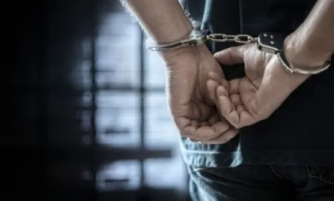 بالجرم المشهود .. ضبط مخمور خلال تهجمه على مطعم في عمان