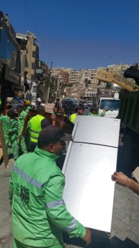 أمانة عمّان تنفذ حملة لإزالة الاعتداءات على الطريق في شارع الأردن