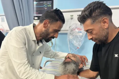 أمضى 22 عاما.. أسير فلسطيني يعلم بوفاة والديه بعد تحرره