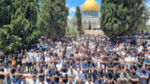 أكثر من 70 ألفا يؤدون صلاة الجمعة في المسجد الأقصى المبارك