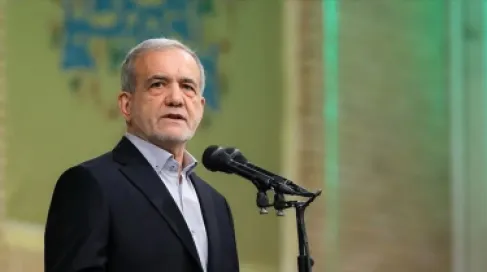 الرئيس الإيراني يربط فتح هرمز برفع العقوبات والإفراج عن أموال مجمدة