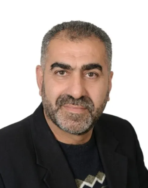 المعلم في بداية العام: الرجل الذي يقف أمام الصف ويحمل خلفه ألف حكاية