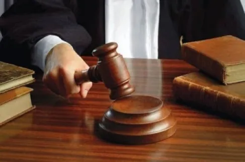 الامارات .. 100 ألف درهم تعويضاً لفتاة عن تعرّضها لـ «السبّ والتهديد»