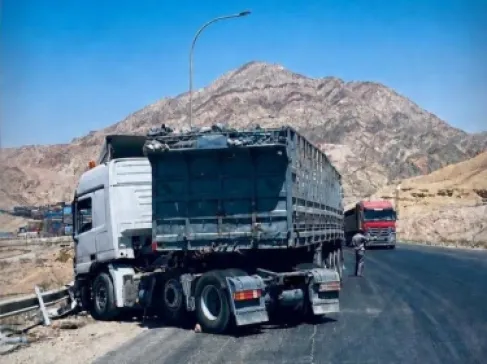 تدهور شاحنة يغلق مسربا في الطريق الخلفي للعقبة