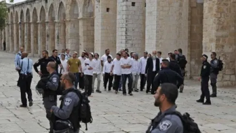 120 مستوطنا يقتحمون الأقصى ويؤدون طقوسًا تلمودية