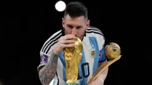 رسميا.. ميسي يعلن اعتزاله اللعب الدولي ويتذكر والده