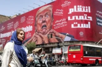 لوحة إعلانية كبيرة في وسط طهران تتعهد بالانتقام من الرئيس الأمريكي دونالد ترمب