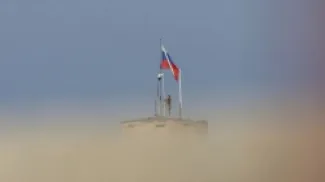 جندي روسي يقف في قاعدة حميميم الجوية في اللاذقيةعلى الساحل السوري.