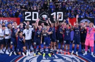 احتفال لاعبي جوهور دار التعظيم بلقب كأس الدرع الخيرية بماليزيا