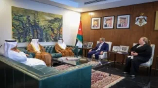 رئيس الوزراء جعفر حسان في مكتبه في دار رئاسة الوزراء خلال استقباله مدير عام صندوق أبو ظبي للتنمية محمد السويدي