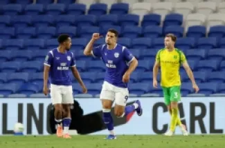 المهاجم يوسف صالح يحتفل بهدفه مع كارديف سيتي في مرمى نورويتش سيتي ببطولة كأس رابطة الأندية الإنجليزية المحترفة