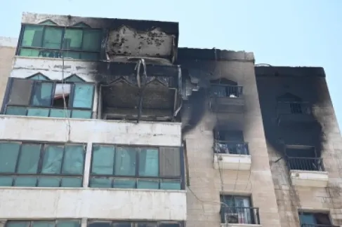 الكويت: السيطرة على حريق في مجمع سكني بعد استهدافه بمسيرة إيرانية