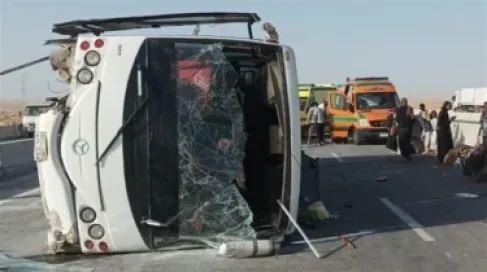 حادث مروع في سيناء.. 34 قتيلاً وجريحاً في انقلاب حافلة