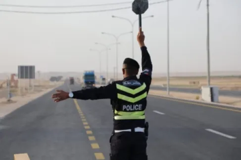 ضبط سائق يدخن الأرجيلة أثناء القيادة على طريق المطار