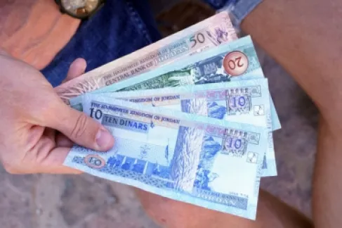 أردني يخسر شقى عمره.. تصفير حسابه البنكي خلال ساعة دون أن يدري