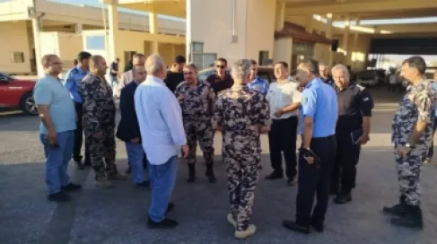 مدير الجمارك يوجه بحلول عاجلة لأزمة الشحن في حدود جابر