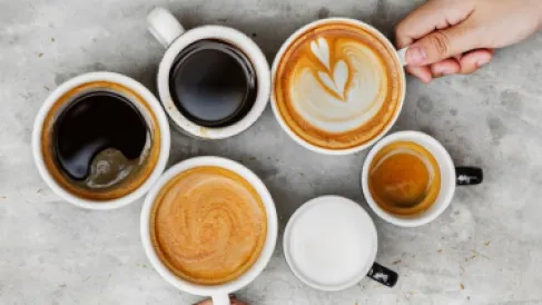القهوة الفاتحة أم الداكنة.. أيهما تحتوي على كافيين أكثر؟