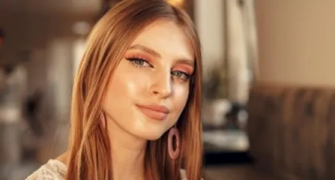 أخطاء في المكياج اليومي قد تُبرز علامات التقدم في السن .. فما البديل؟