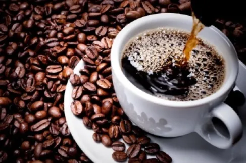 القهوة والحموضة.. خطأ شائع قد يزيد الأعراض سوءاً