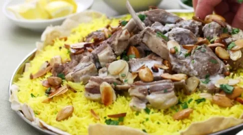 نعاس ما بعد الغداء.. لماذا يزداد بعد تناول الأرز؟