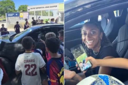 فيديو.. رافينيا يورط لاعبة برشلونة في موقف محرج مع المشجعين