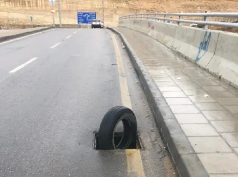 القبض على اشخاص خلال سرقتهم اغطية مناهل في سحاب