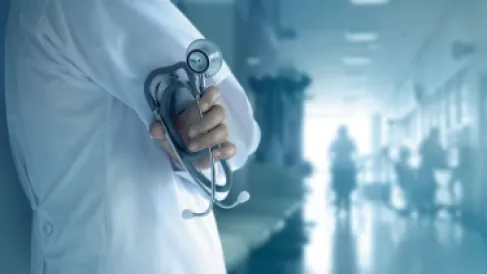 استقدام أطباء سوريين مع رواتب بالدولار يشعل جدلاً في ليبيا