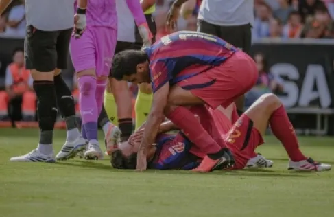 لاعب برشلونة يتسبب في كسر أنف زميله خلال المباراة