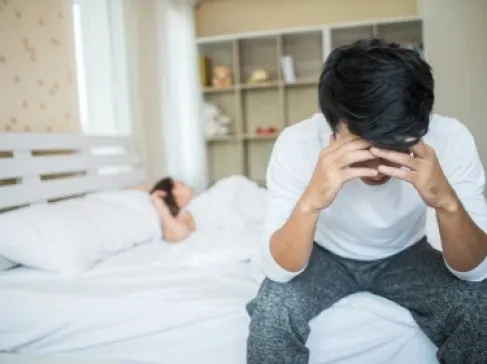 (داء الملوك) يصيب الشباب.. دراسات تحذر من ارتباطه بالضعف الجنسي