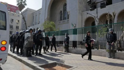 جريمة تهز محكمة اللاذقية.. غاضب أطلق النار على موقوف وأرداه قتيلاً