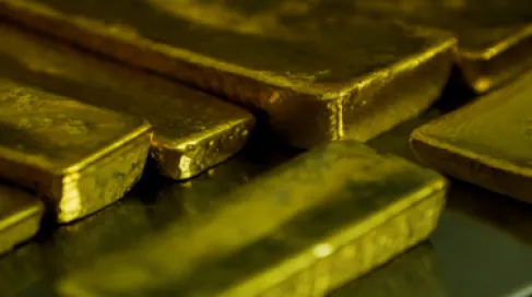 الذهب يلمع وسط تراجع الدولار والتركيز على بيانات التضخم الأميركية