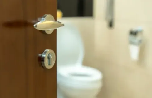 اسكب بقايا القهوة في المرحاض مرة أسبوعياً.. فلها فوائد غير متوقعة