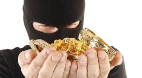 الأردن : ملثم هاجمها أمام منزلها وسرق ذهبها.. ثم كشفت المفاجأة هويته